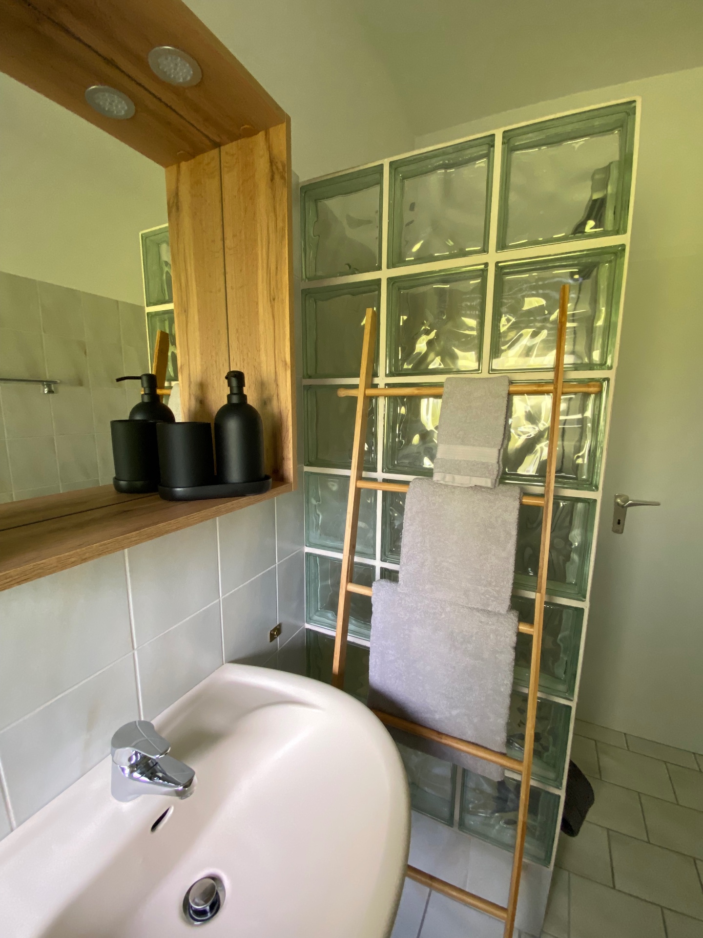 Detail Badezimmer mit Glasbausteinwand