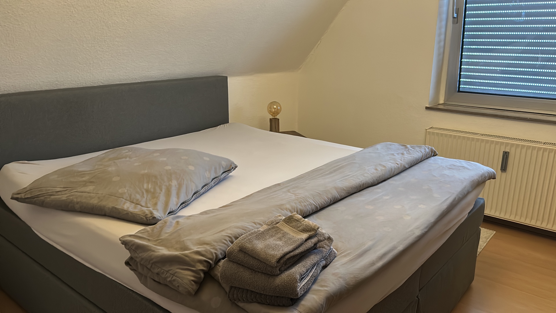 Gemütliches Schlafzimmer unter der Dachschräge