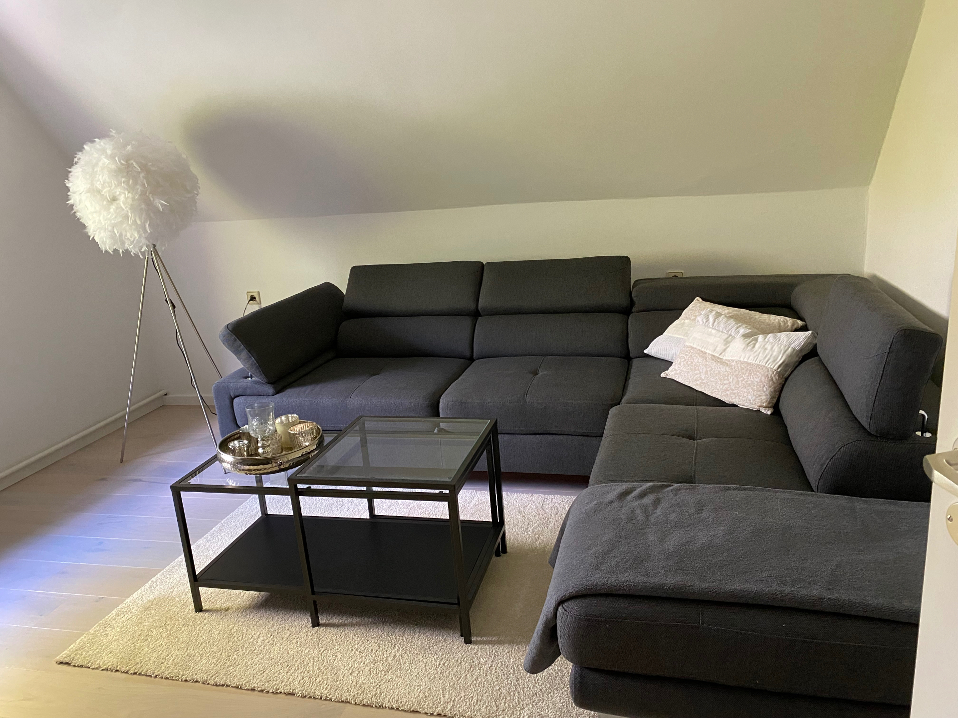 Wohnzimmer mit großer Ecksofa-Landschaft