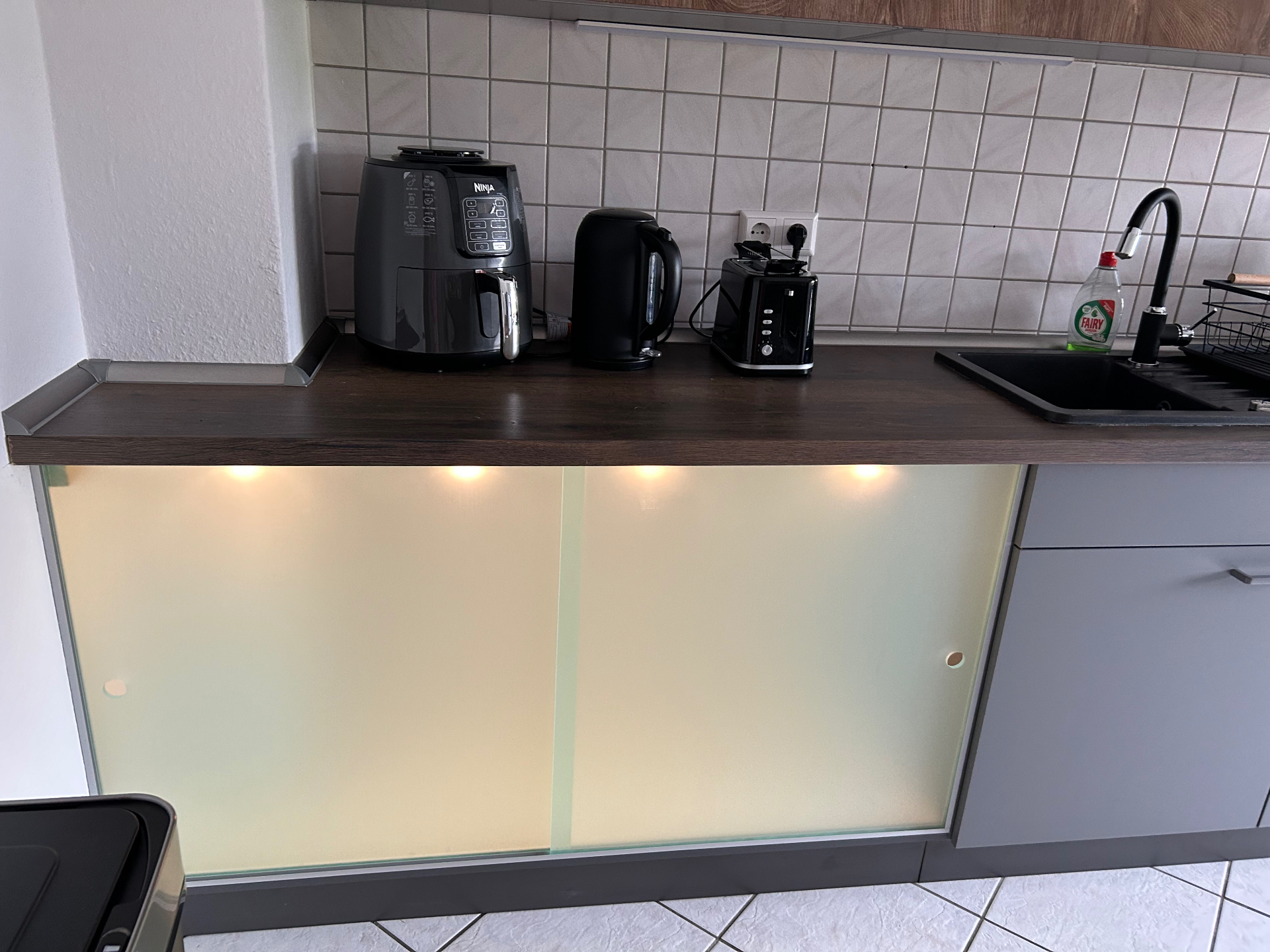 Küchenzeile mit Kleingeräten