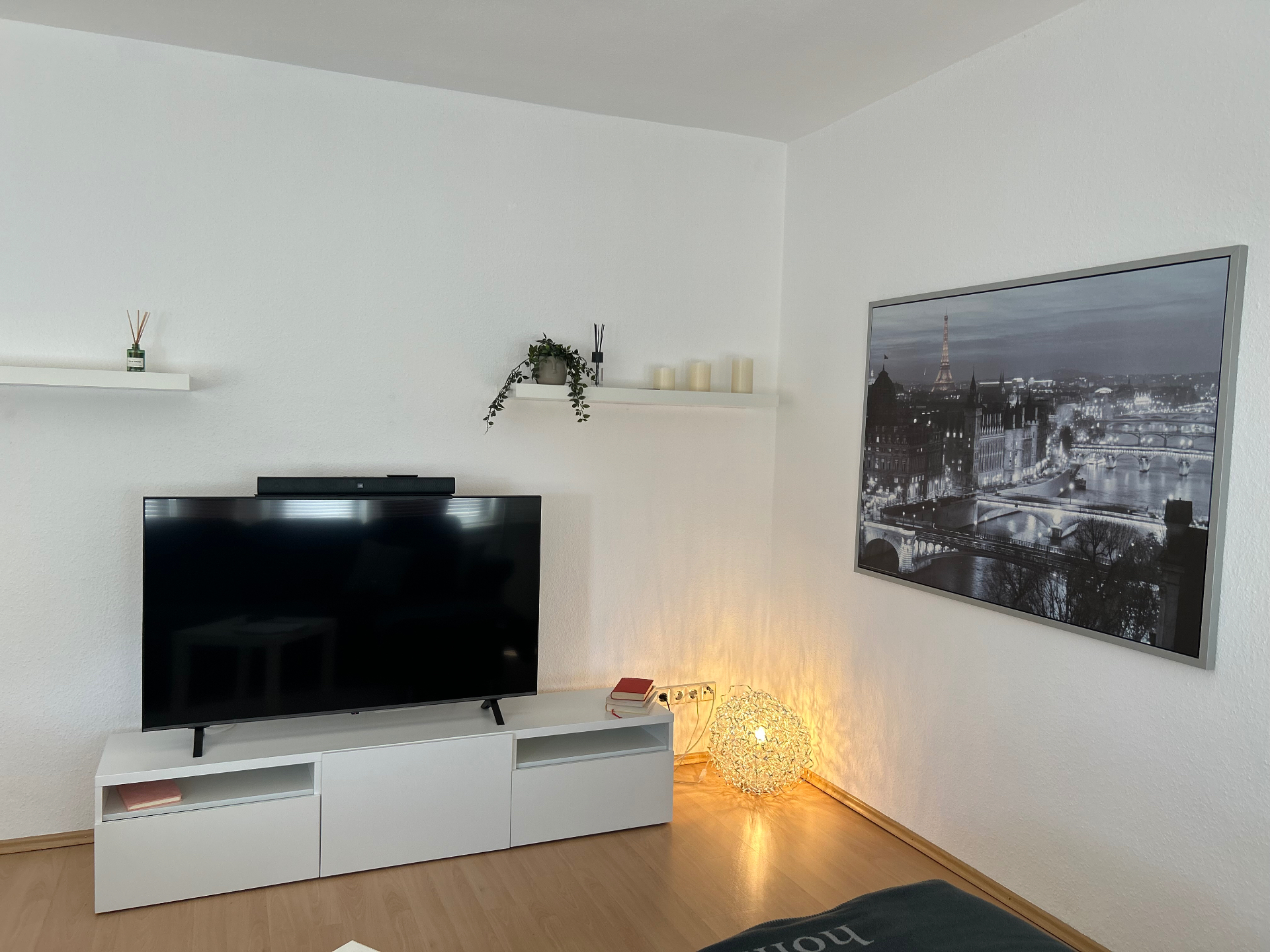 Wohnbereich mit Smart-TV und Deko