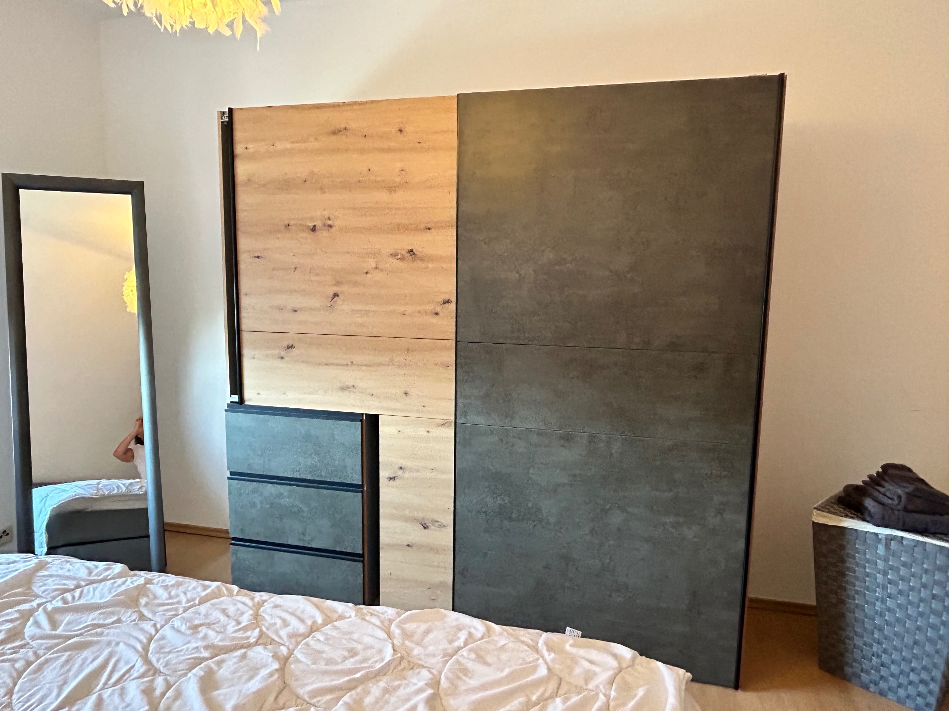 Moderner Kleiderschrank in Holz- und Betonoptik