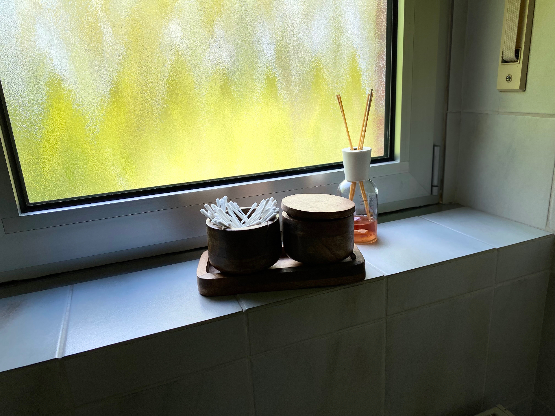 Fensterbank mit Deko im Bad