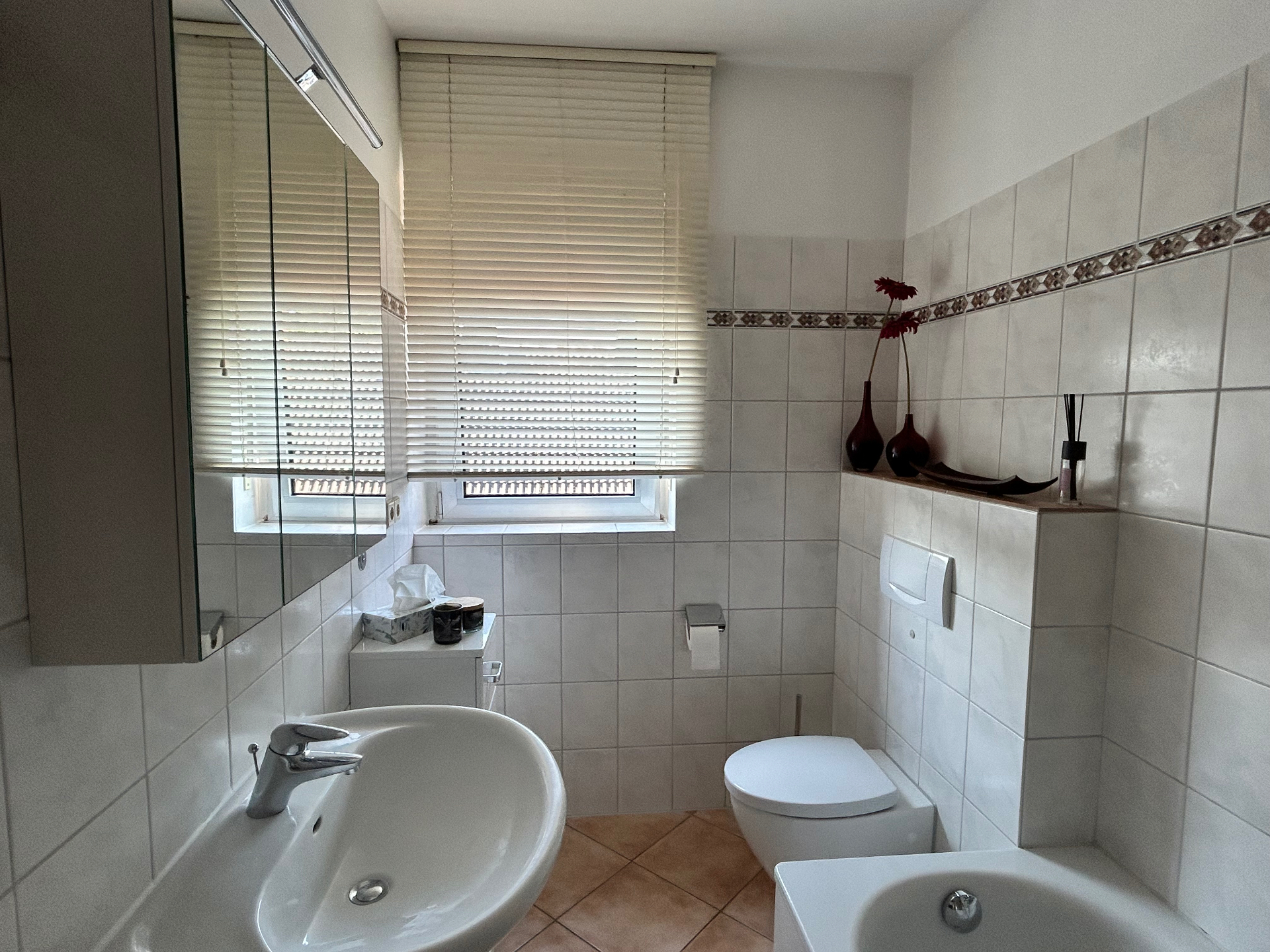 Modernes Badezimmer mit Tageslicht