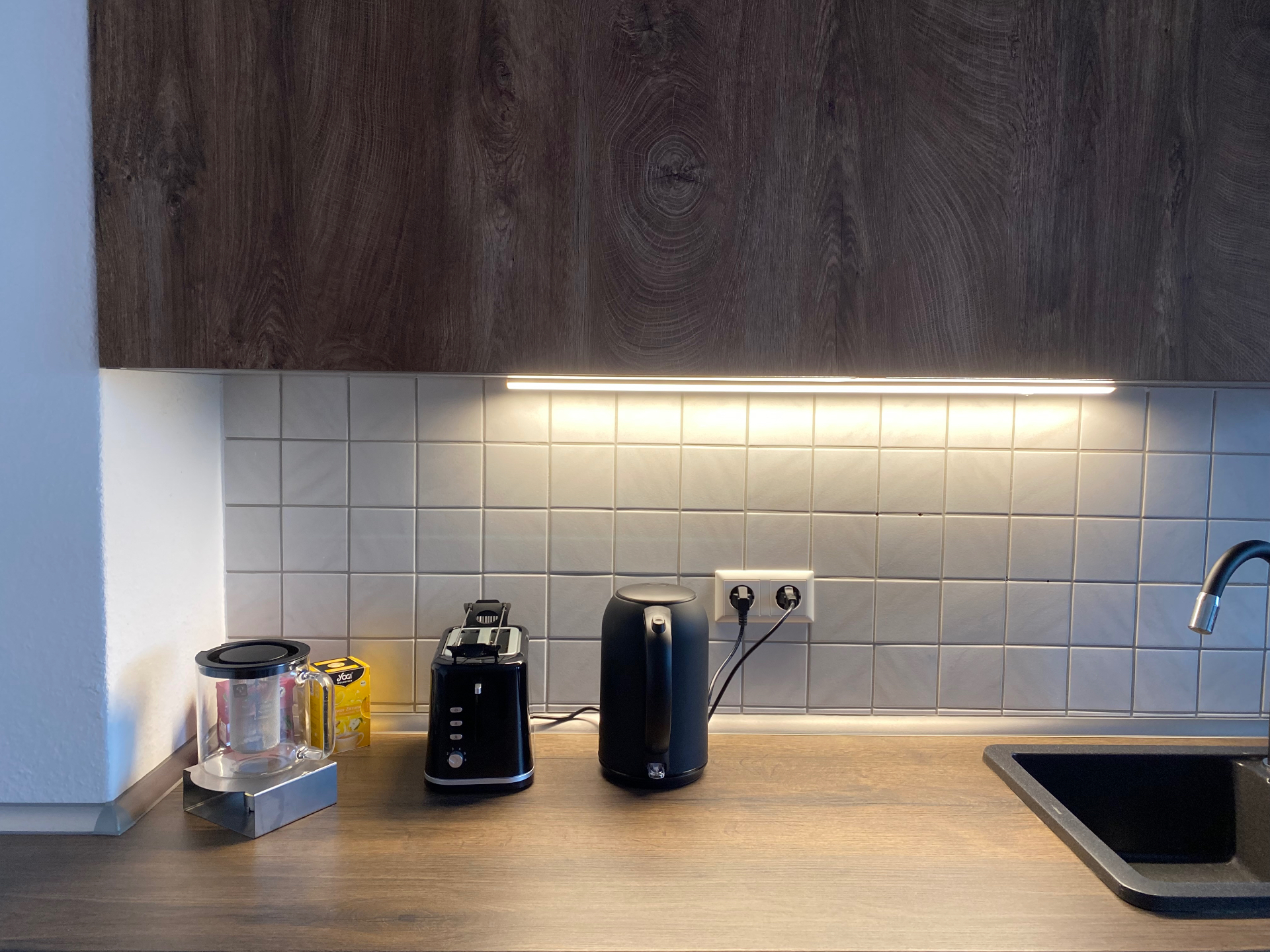 Arbeitsplatte mit Wasserkocher und Toaster