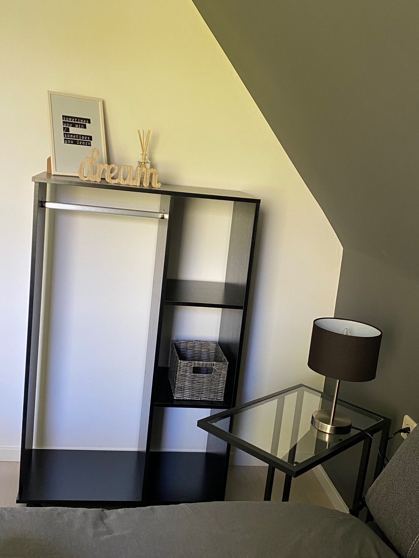 Kleiderschrank mit Dekoration
