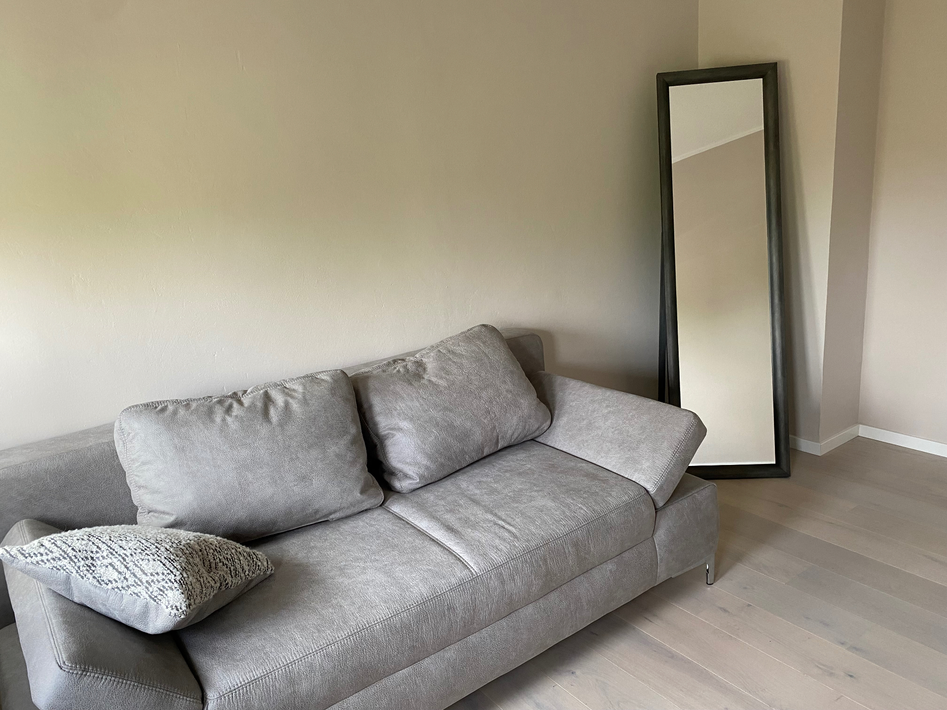 Gemütliche Couch mit Standspiegel