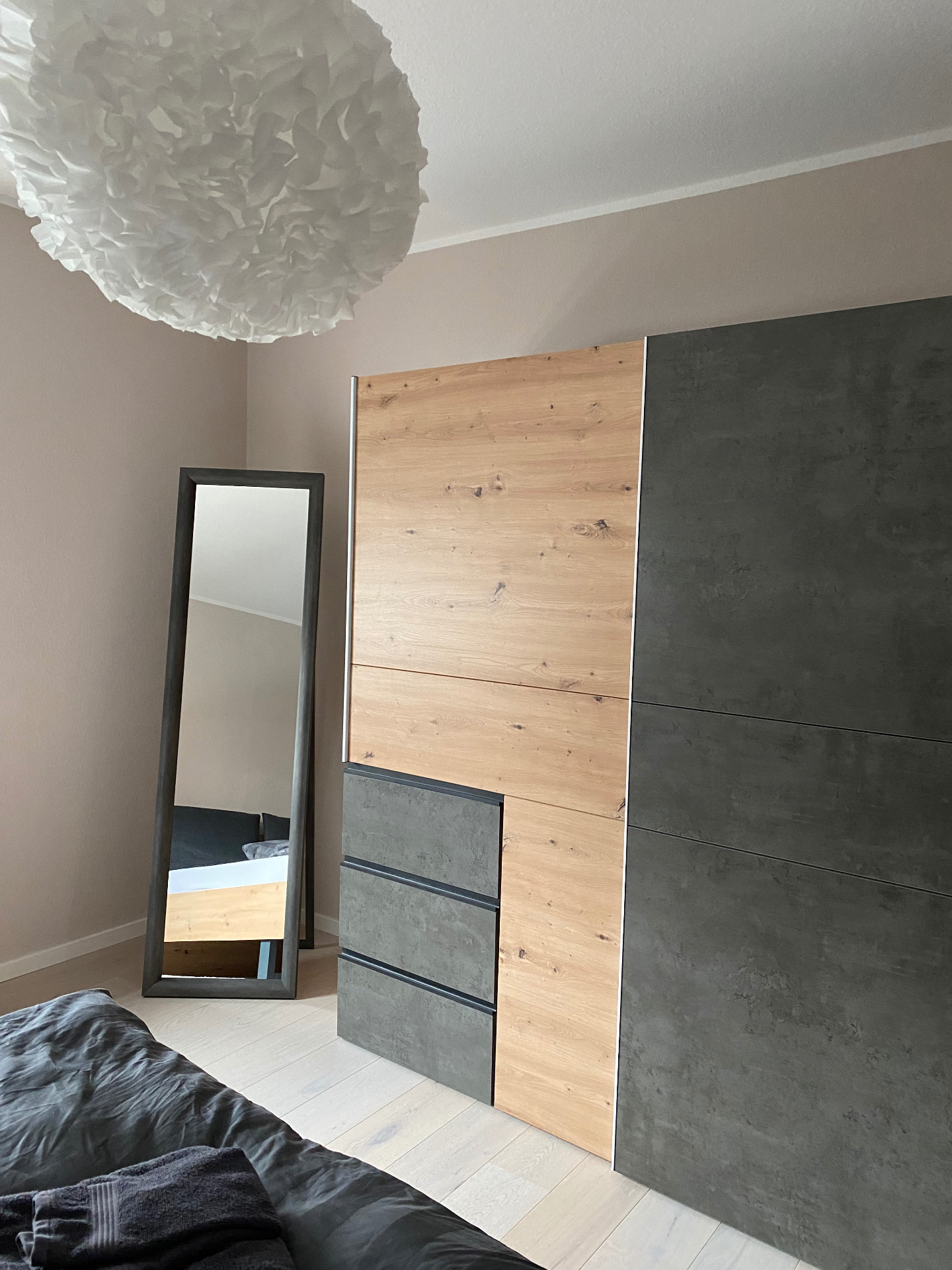 Schiebetürenschrank in Holz- und Betonoptik