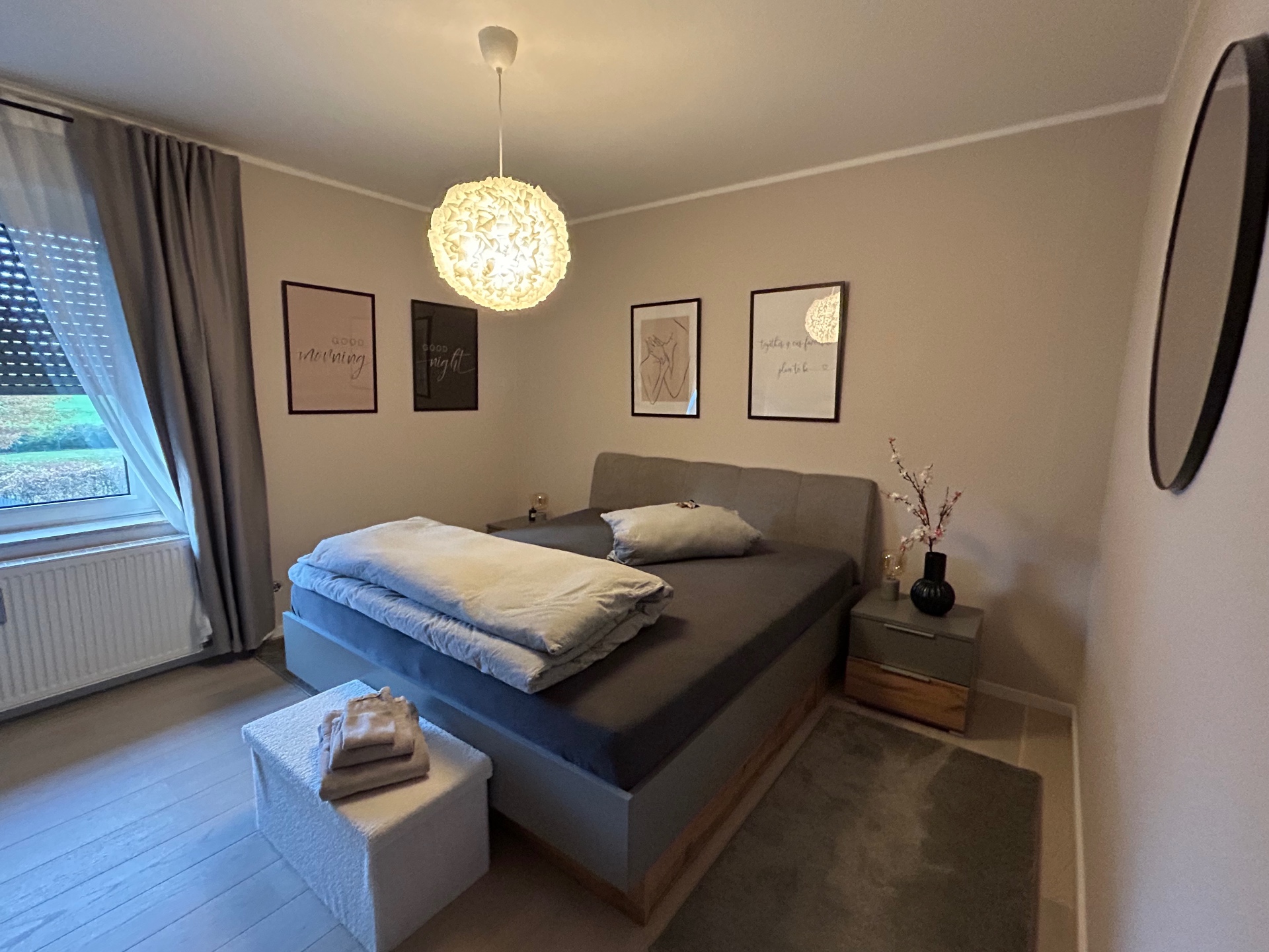 Schlafzimmer mit Doppelbett und Wandbildern