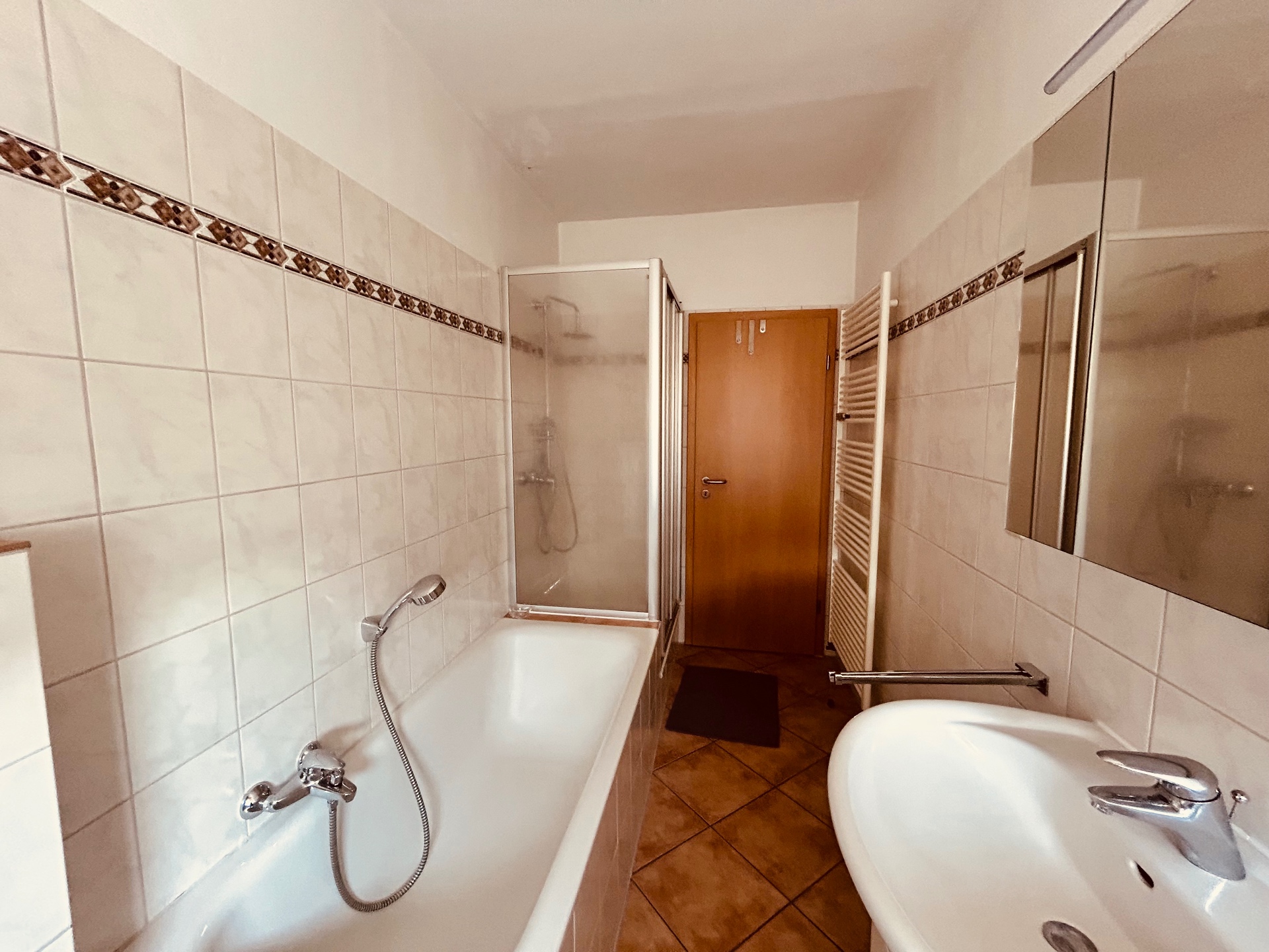 Badezimmer mit Badewanne, Dusche und Waschbecken