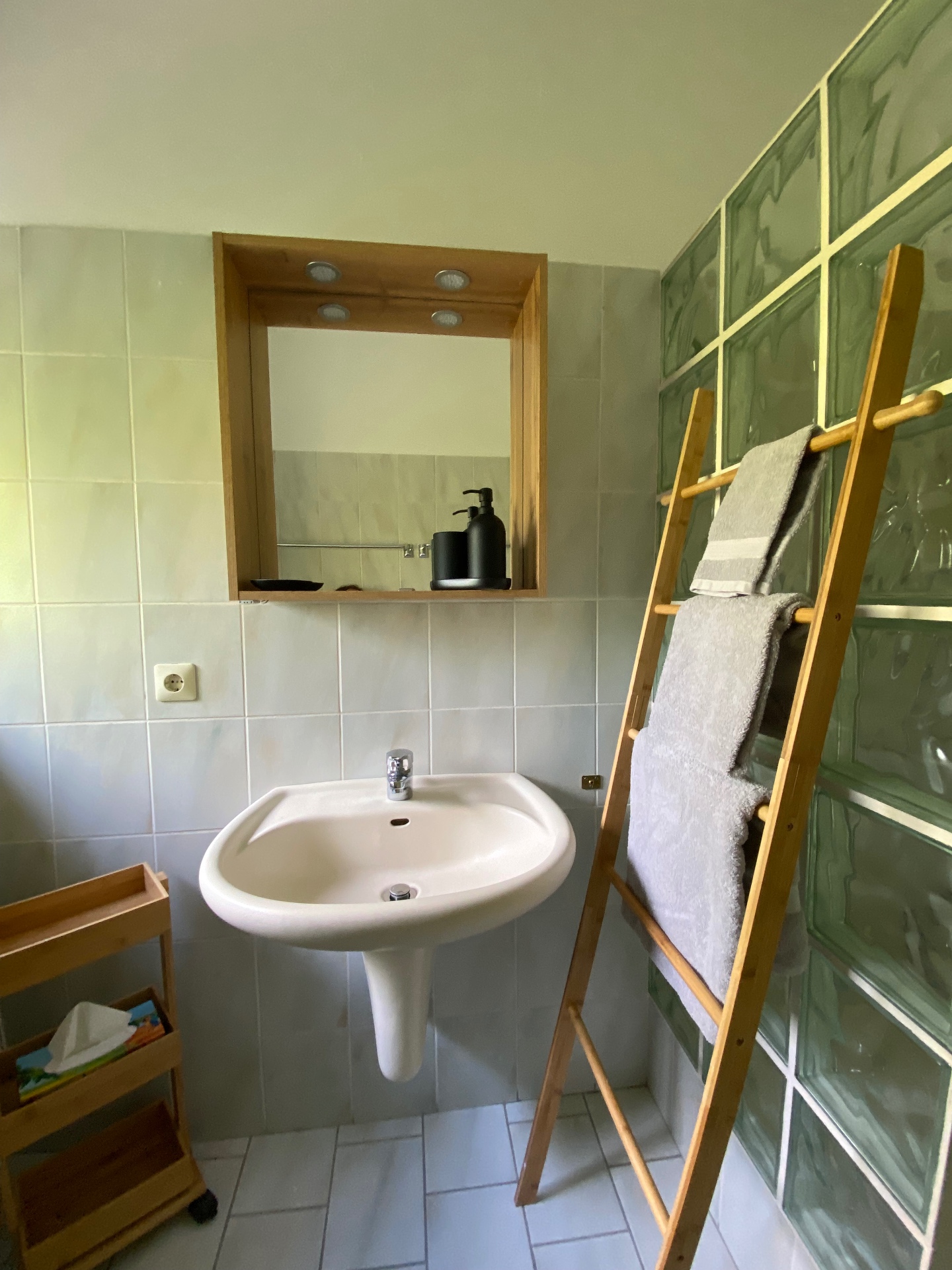 Badezimmer mit Waschbecken und Handtuchleiter