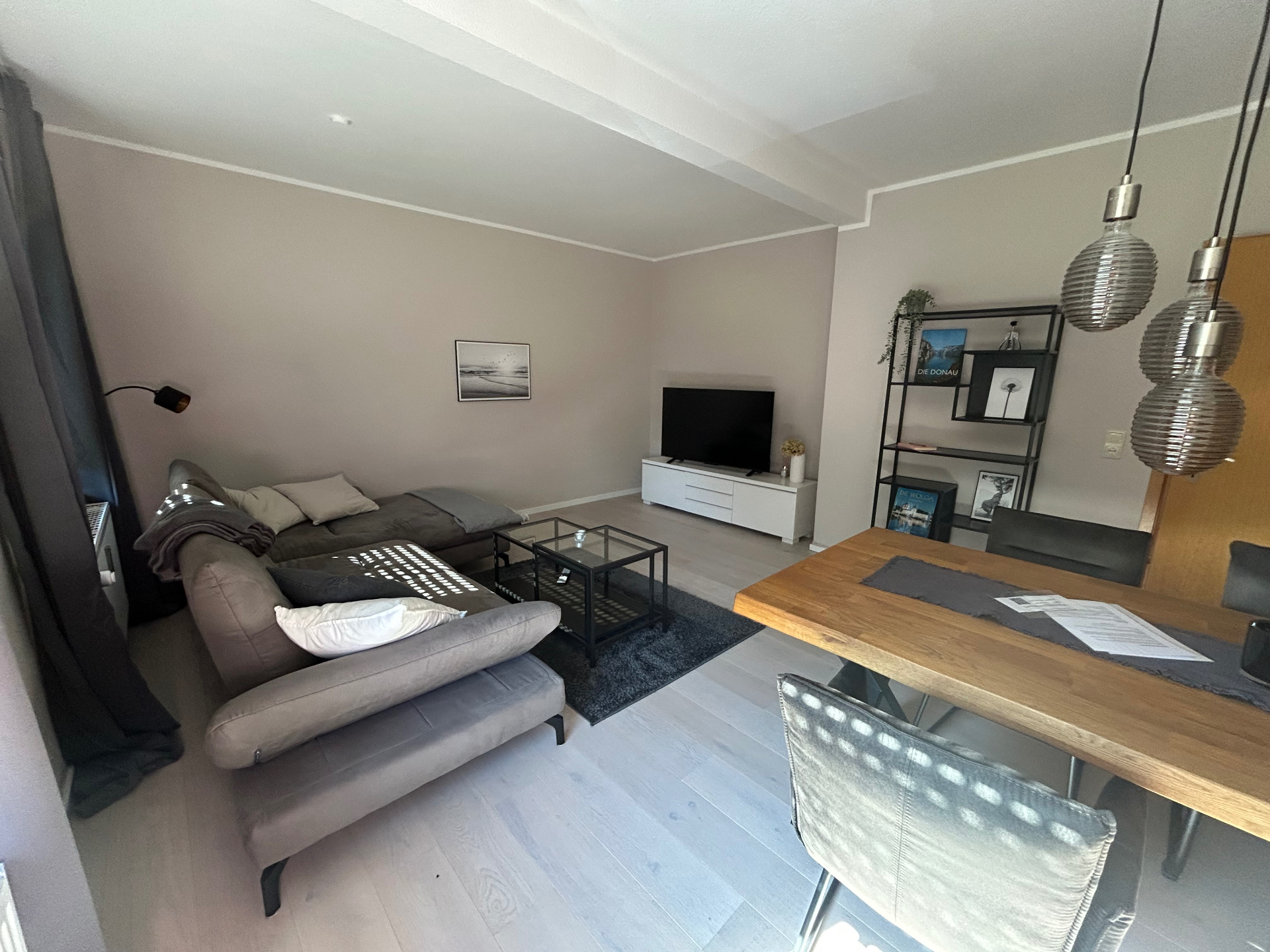 Wohnbereich mit Smart-TV und Regal